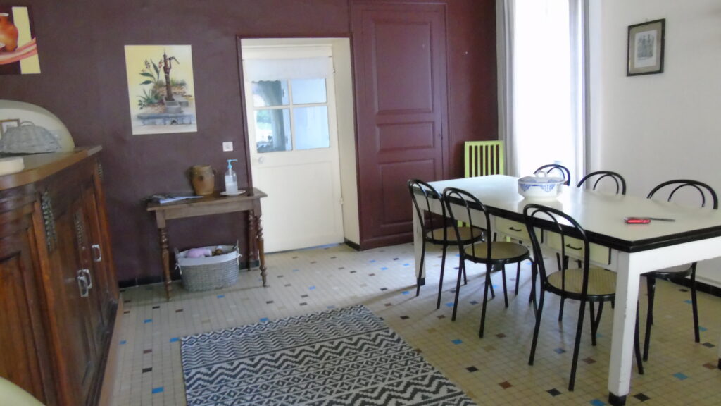 Salle commune gîte Bazelle Coin repas